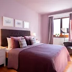 Toparti Villa, Koezvetlen Vizkapcsolattal