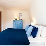 Toparti Villa, Koezvetlen Vizkapcsolattal Siófok