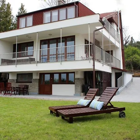 Toparti Villa, Koezvetlen Vizkapcsolattal Siófok