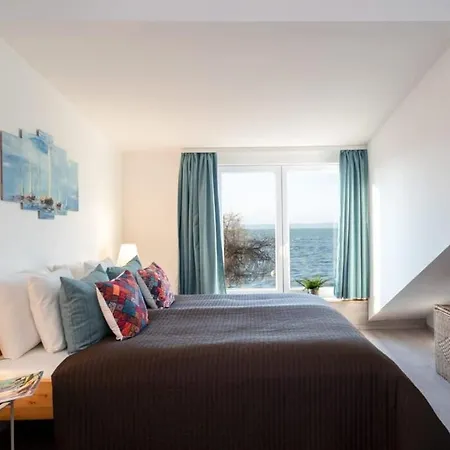 Toparti Villa, Koezvetlen Vizkapcsolattal